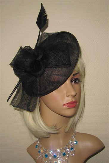 Черная элегантная шляпа с цветком и пером - фото 12935