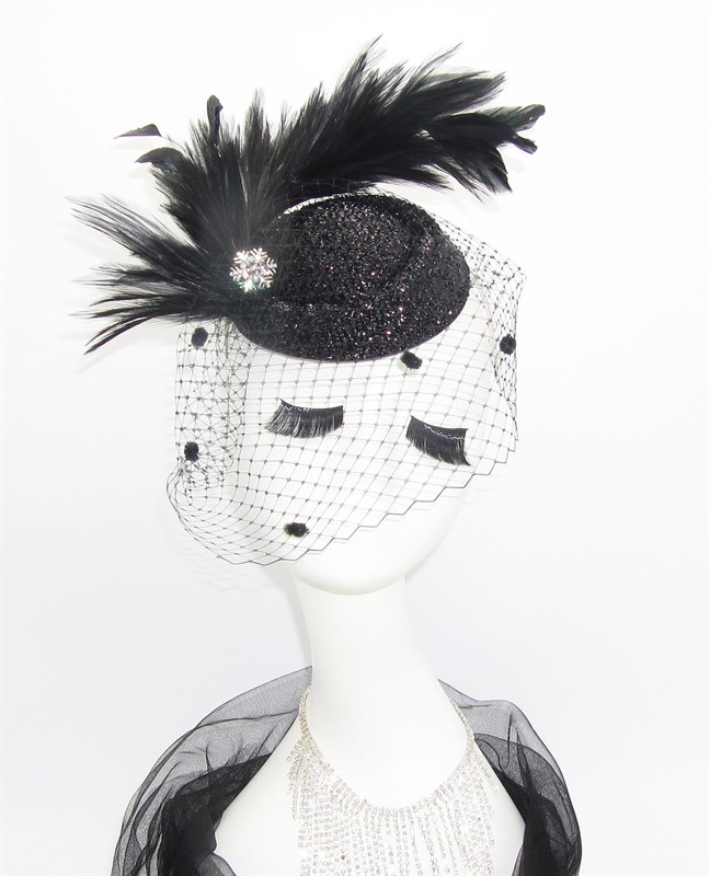 Блестящая черная шляпка Жанет с шикарными перьями и брошью - фото 23508