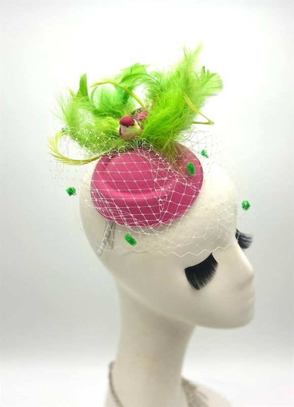 Розовая вуалетка с птичкой и зелеными перьями - фото 23979