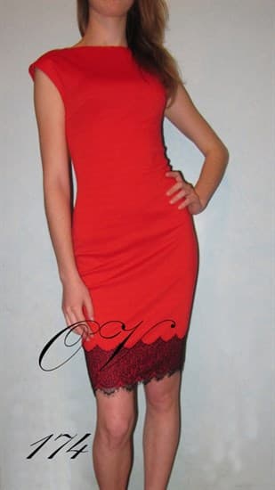 Красное короткое платье без рукавов с кружевом по подолу. 174