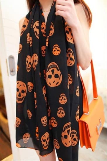Тонкий шифоновый черный шарф с оранжевыми черепами - фото 6012