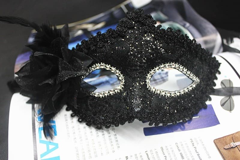 Черная новогодняя маска с пайетками и блестками. - фото 8673