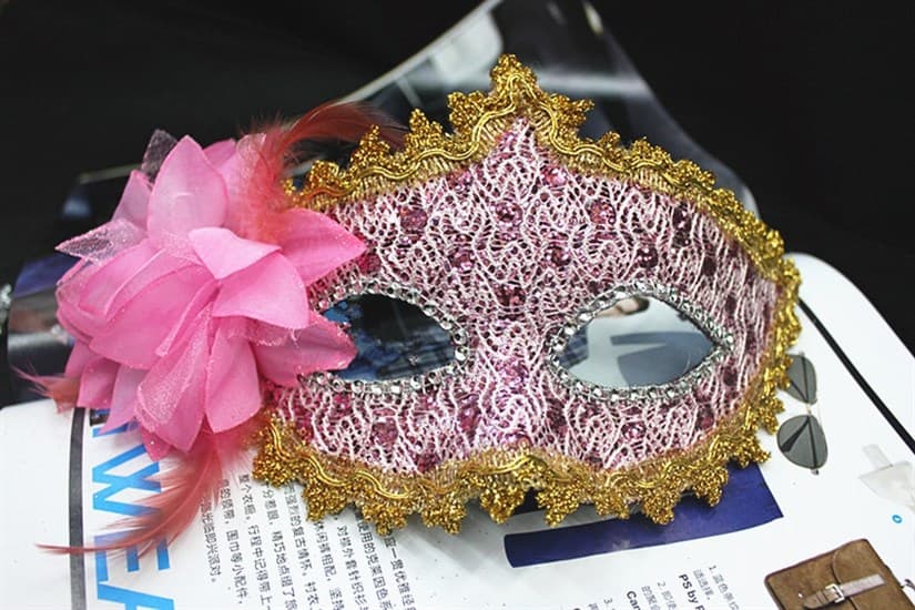 Розовая новогодняя маска с пайетками и блестками - фото 8677