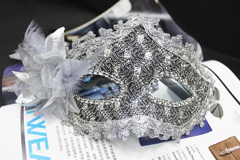 Серебряная новогодняя маска с пайетками и блестками - фото 8681
