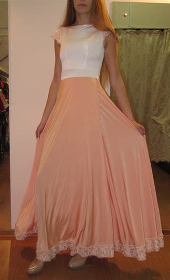 Платье в пол с персиковой юбкой и кружевом - фото 9494