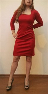 Красное шерстяное платье футляр