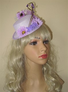 Фиолетовая шляпка цилиндр с цветами Флора