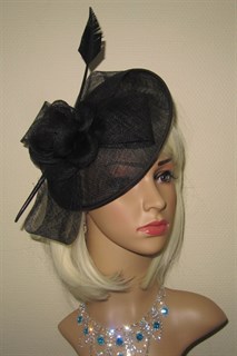Черная элегантная шляпа с цветком и пером
