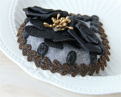 Серая шляпка таблетка с черными цветами - фото 14153