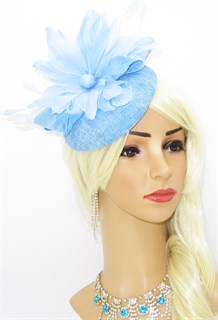Нежно-голубая шляпка с большим перьевым цветком