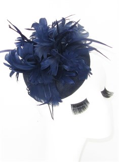 Темно-синяя шляпка с большим перьевым цветком. Беатрис