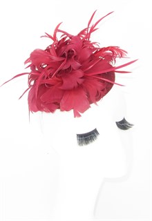 Шляпка с большим перьевым цветком Беатрис. Марсала