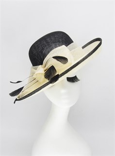 Шляпа из синамей с полями с белым бантом и черной тульйе