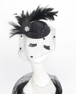 Блестящая черная шляпка Жанет с шикарными перьями и брошью