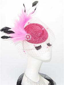 4520. Блестящая шляпка с вуалью Жанет с шикарными перьями. Розовая