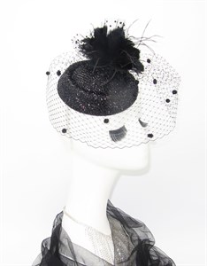 Блестящая черная шляпка Жанет с перьями и вуалью