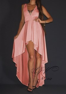 Персиковое платье короткое спереди и длинное сзади.257