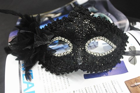 Черная новогодняя маска с пайетками и блестками.
