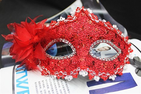 Красная новогодняя маска с пайетками и блестками
