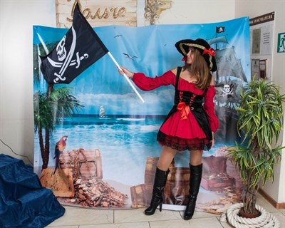 Карнавальный костюм пиратки. Красное платье с черным велюром - фото 8760