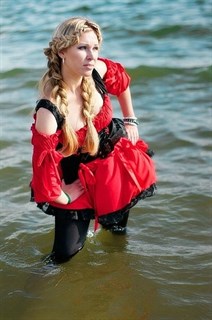 Карнавальный костюм пиратки. Красное платье с черным велюром - фото 8763