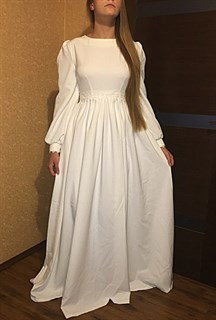 Белое платье с широким рукавом и кружевом