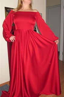 Красное шелковое платье с открытыми плечами и широкими рукавами