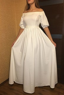 Белое платье с открытыми плечами и кружевом