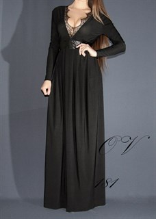 Черное платье в пол с рукавами и с глубоким декольте. 181