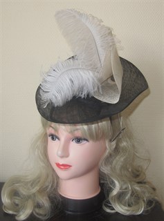 Декоративная шляпка с перьями (вуалетка) - фото 9973