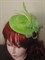 Салатовая плетеная шляпка с бантом и перьями. - фото 10076