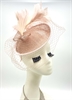 Пудровая элегантная шляпка с перьями и вуалью Элеонора - фото 24118