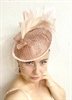 Пудровая элегантная шляпка с перьями и вуалью Элеонора - фото 24119
